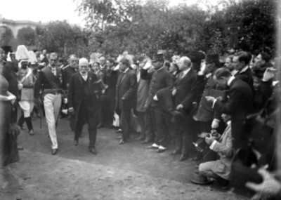 Porfirio Díaz acompañado de Paul Lefaivre y comitivas durante un acto público
