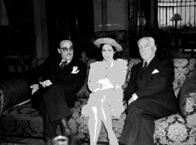José Manuel Carbonel, embajador de Cuba, en una sala con una pareja, retrato