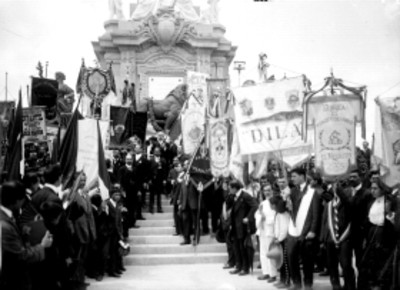 Guillermo de Landa y Escandón y miembros de sociedades mutualistas al pie del Monumento a la Independencia