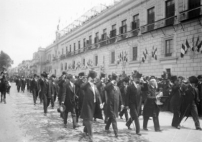 Catedráticos nacionales y extranjeros desfilan frente a Palacio Nacional