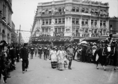 Contingente con representación de la Malinche durante el desfile histórico en el Centenario
