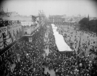 Contingente militar desfila frente a Palacio Nacional durante las Fiestas del Centenario