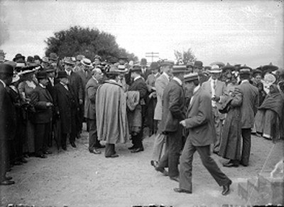 Hombres conversan durante los preparativos de una ceremonia