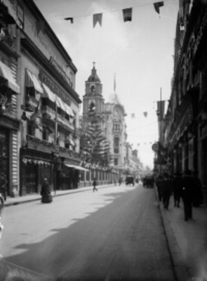 Vida cotidiana en una calle durante las Fiestas del Centenario