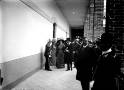 Gente en la inauguración de la Escuela Normal para Maestros