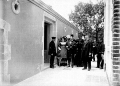 Funcionarios y sus esposas llegan a la inauguración de la Escuela Normal para Maestros
