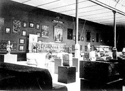 Sala de un museo, interior, vista parcial