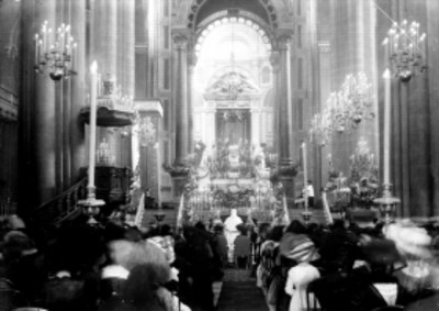 Gente durante misa en la Basílica de Guadalupe