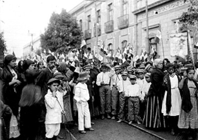 Niños con banderas durante el Desfile del Centenario