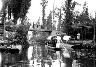 Gente abordo de trajineras pasean por Xochimilco