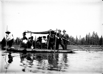 Gente en trajinera pasea en el canal de Xochimilco