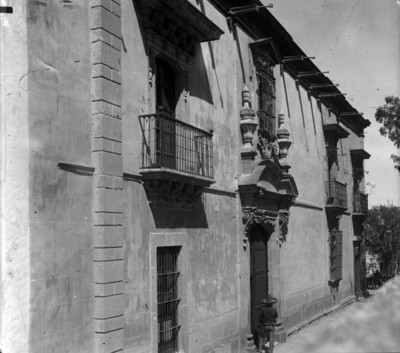 Hombre a la entrada de la casa que habitó Ignacio Allende