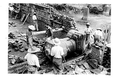 Hombres trabajan en la restauracion del templo de Tlahuizcalpantecuhtli, reprografía