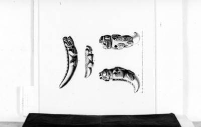 Dibujo de pendientes del dios cocodrilo fabricados en hueso, reprografía