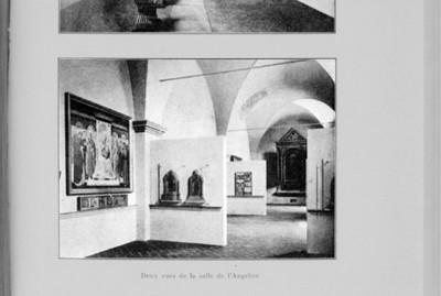 Vista de la sala de museo con exhibición de pinturas de Fra Angélico, reprografía