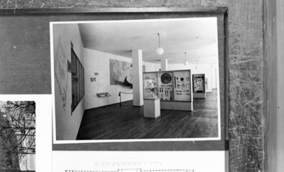 Interior de una sala de museo con joyería exhibida, reprografía