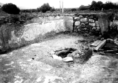 Cala de excavación en un complejo habitacional de zona arqueológica