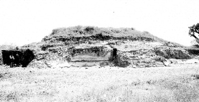 Basamento arqueológico durante restauración en Teotihuacán