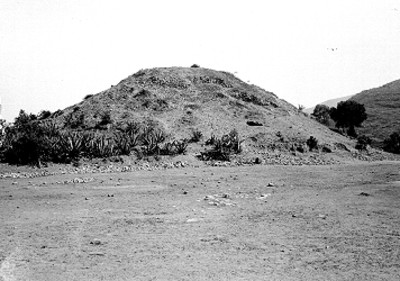 Montículo en zona arqueológica, panorámica