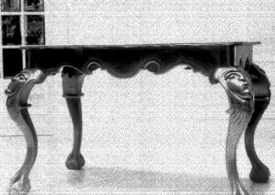 Mesa con patas decoradas