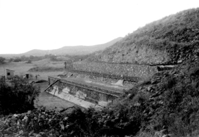 Trabajos de reconstrucción de un basamento piramidal teotihuacano