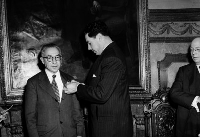 Alejandro Carrillo condecorando a un hombre en una ceremonia
