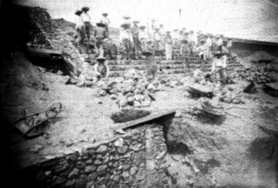 Trabajadores reconstruyen escalinata de edificio en Teotihuacán