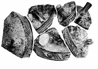 Vasija trípode decorada, fragmentos