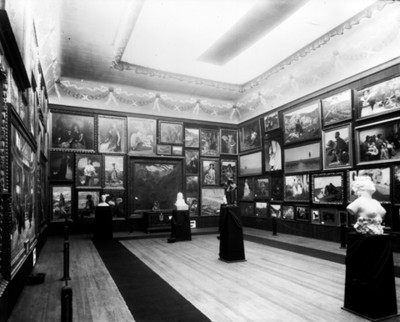 Pinturas al óleo y esculturas en exhibición en un salón del Museo Nacional