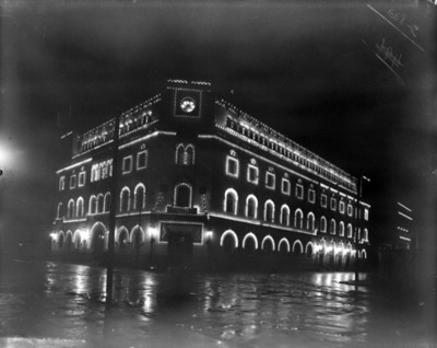 Edificio de Correos iluminado por las Fiestas del Centenario