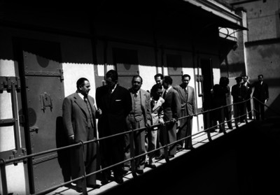 Fernando Casas Alemán y funcionarios visitando instalaciones de la cárcel para mujeres en Iztapalapa