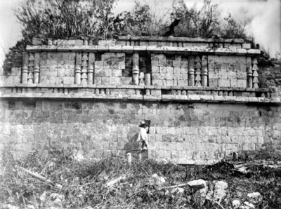Hombre en la parte posterior del Palacioi de Xkálupococh, Campeche, reprografía