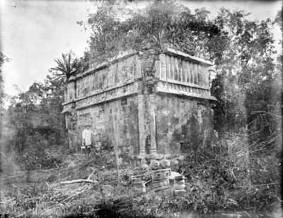 Hombre frente al "Templo" de Xlottsal Yucatán, reprografía