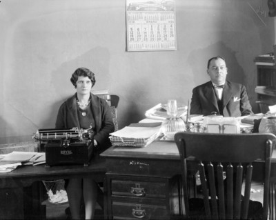 José de Jesús Núñez y Domínguez y Magdalena Castañeda en oficina, retrato