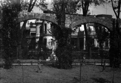 Pérgola de la residencia Azurmendi, vista parcial