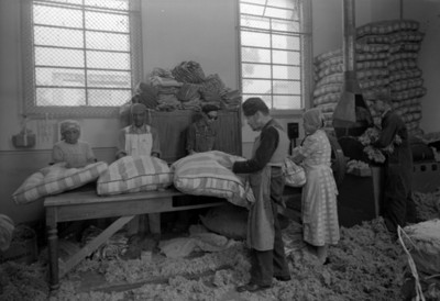 Trabajadores laboran en taller textil