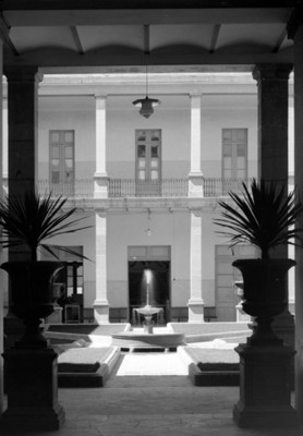 Fuente en el patio central de edificio