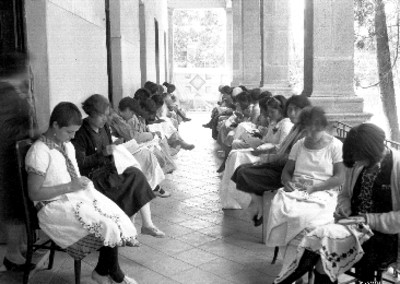 Mujeres bordando