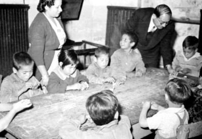 Supervisor, educadora y niños en clase