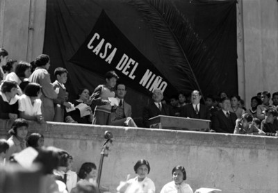 Mesa directiva de la Casa del niño durante reunión