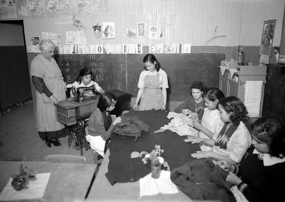 Mujeres en clase de corte y confección, vista general