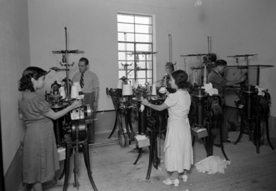 Trabajadores operan maquinaria en un taller textil