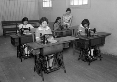 Mujeres laboran en un taller de costura