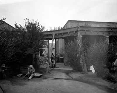 Ancianos en el patio de un asilo