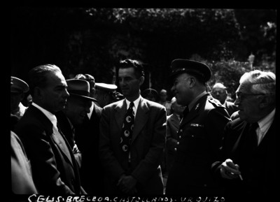Raúl Castellanos dialogando con militares y funcionarios en un parque
