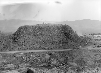 Hombres durante exploración en montículo, vista general