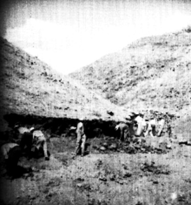 Hombres durante trabajos de excavación en un montículo