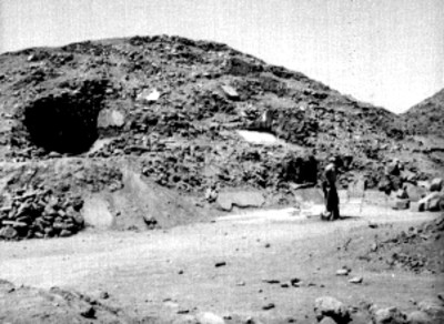Trabajadores realizan excavación a un montículo