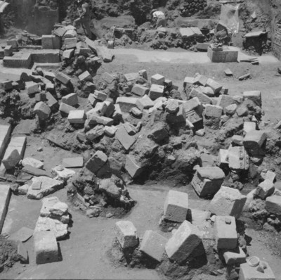 Hombres durante trabajos de excavación, vista general