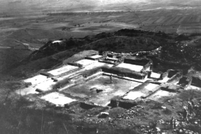 "IX Atzompa, Vista general del Edificio del Patio de los tableros"